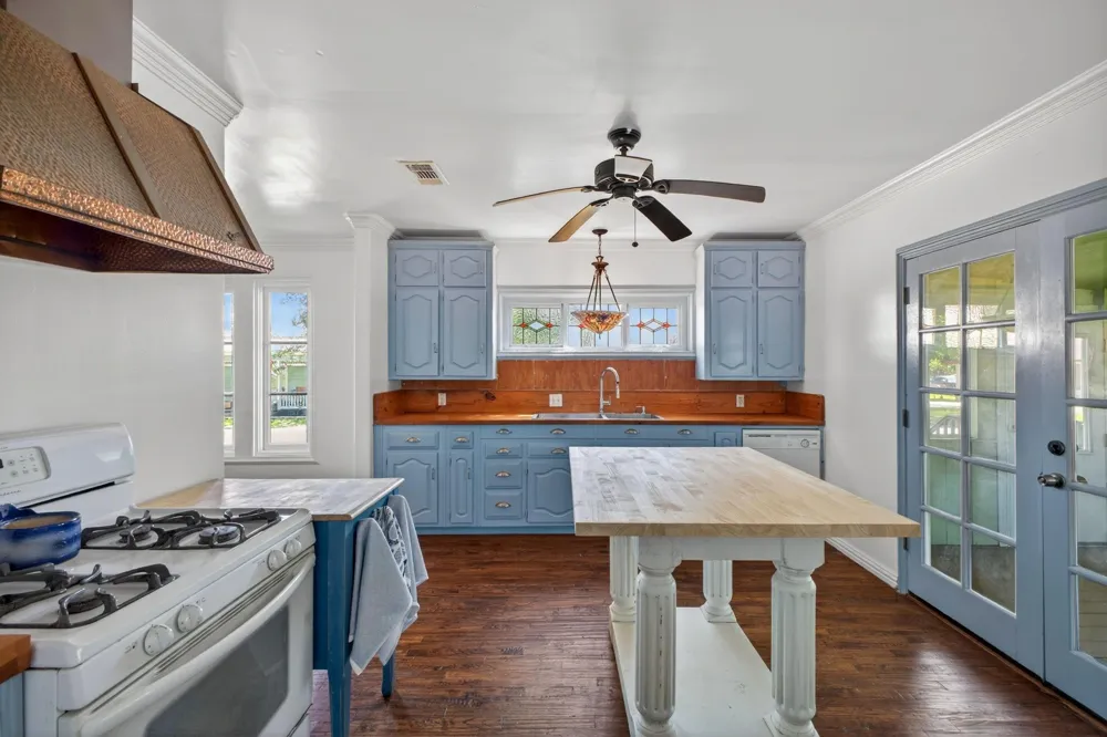 112 E Market Street Fayetteville, TX 78940