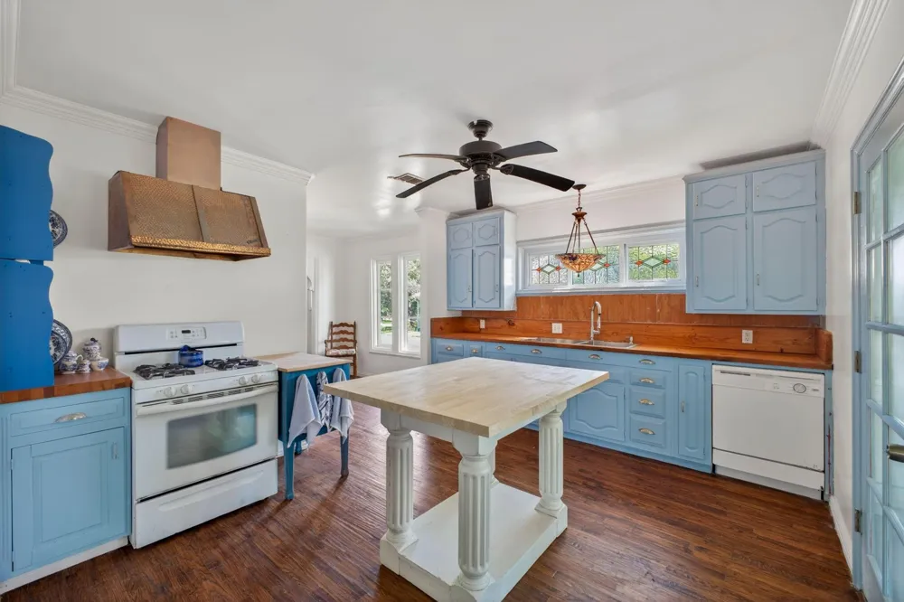 112 E Market Street Fayetteville, TX 78940