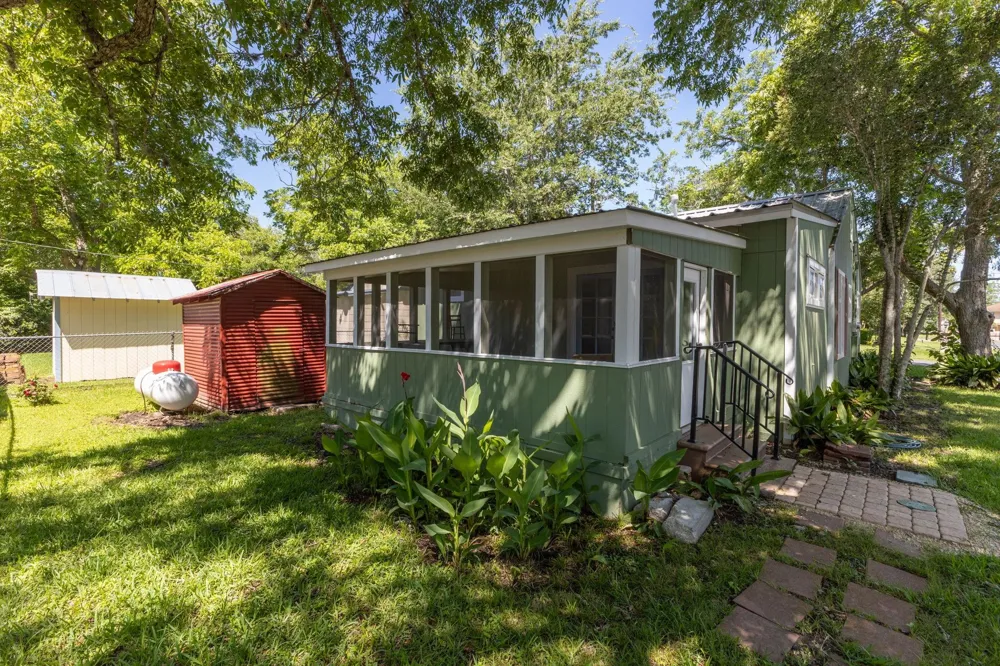 112 E Market Street Fayetteville, TX 78940