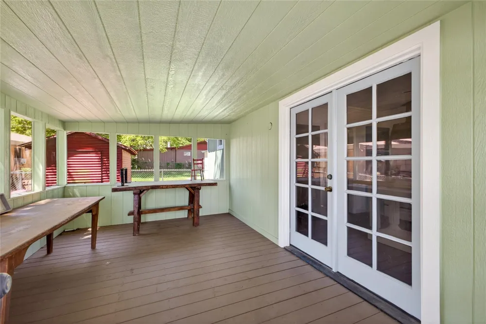 112 E Market Street Fayetteville, TX 78940