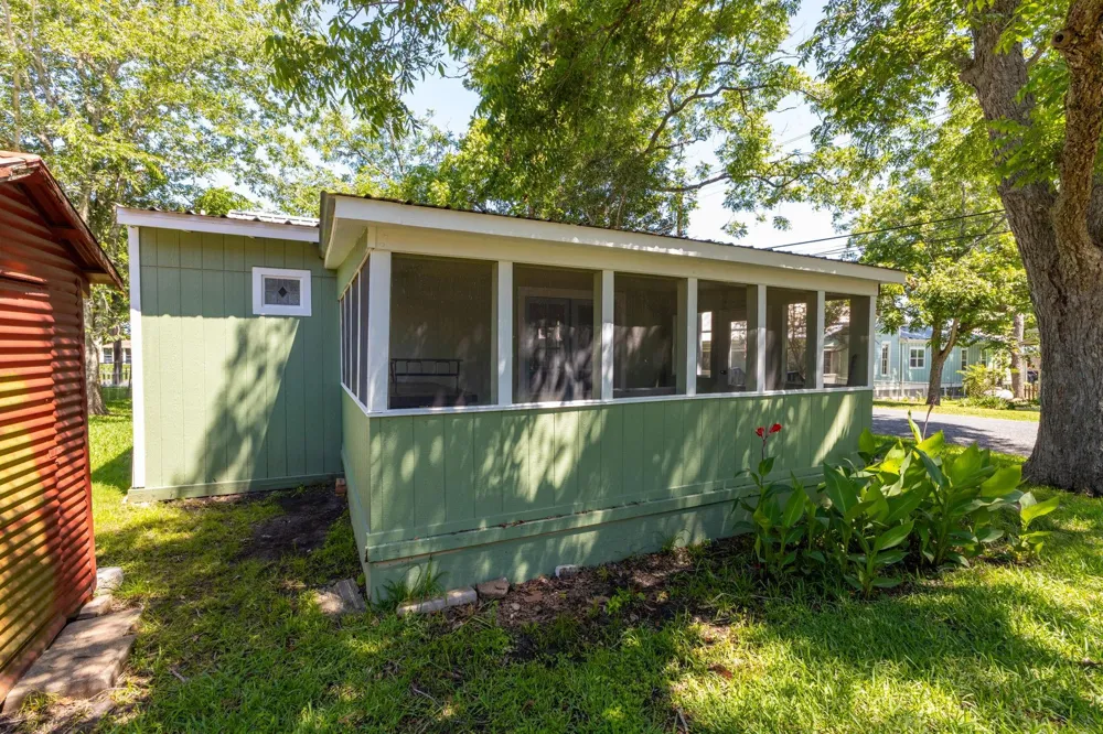 112 E Market Street Fayetteville, TX 78940