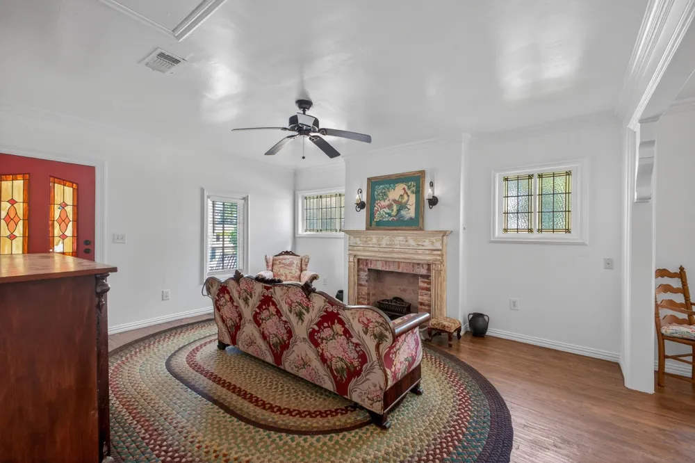 112 E Market Street Fayetteville, TX 78940