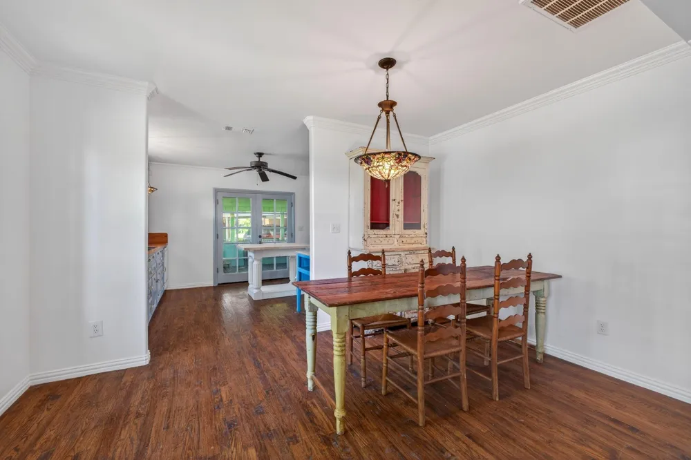 112 E Market Street Fayetteville, TX 78940