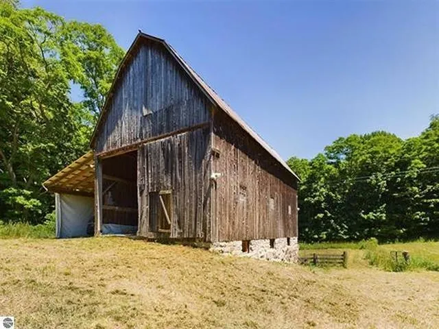 7699 Benzie Highway Joyfield Township, MI 49616