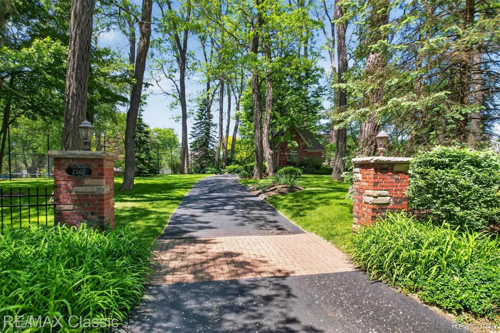 2360 Private Drive Lake Angelus City, MI 48329