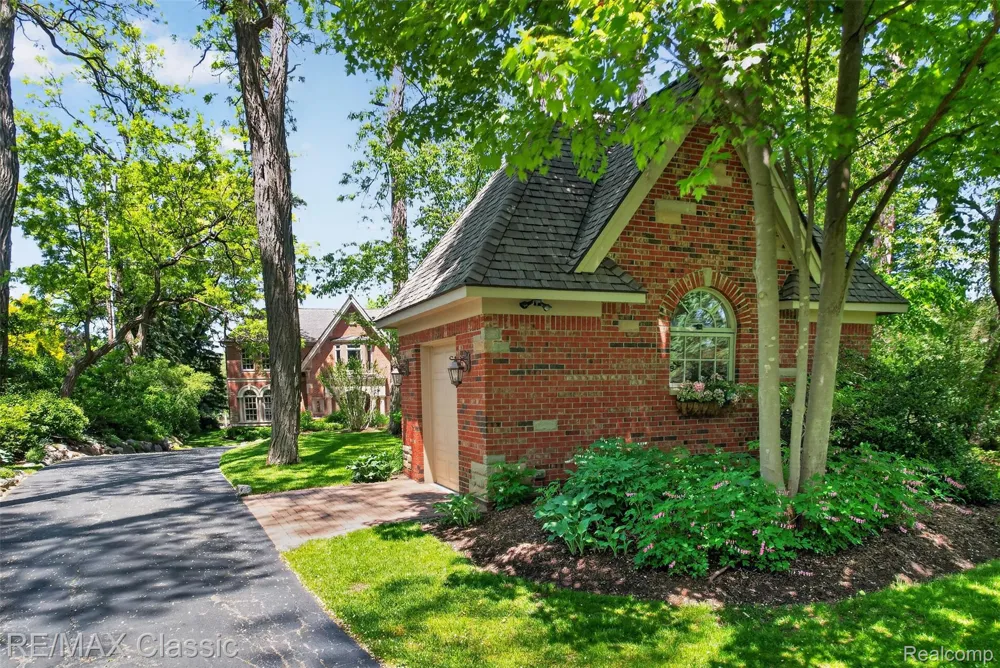 2360 Private Drive Lake Angelus City, MI 48329