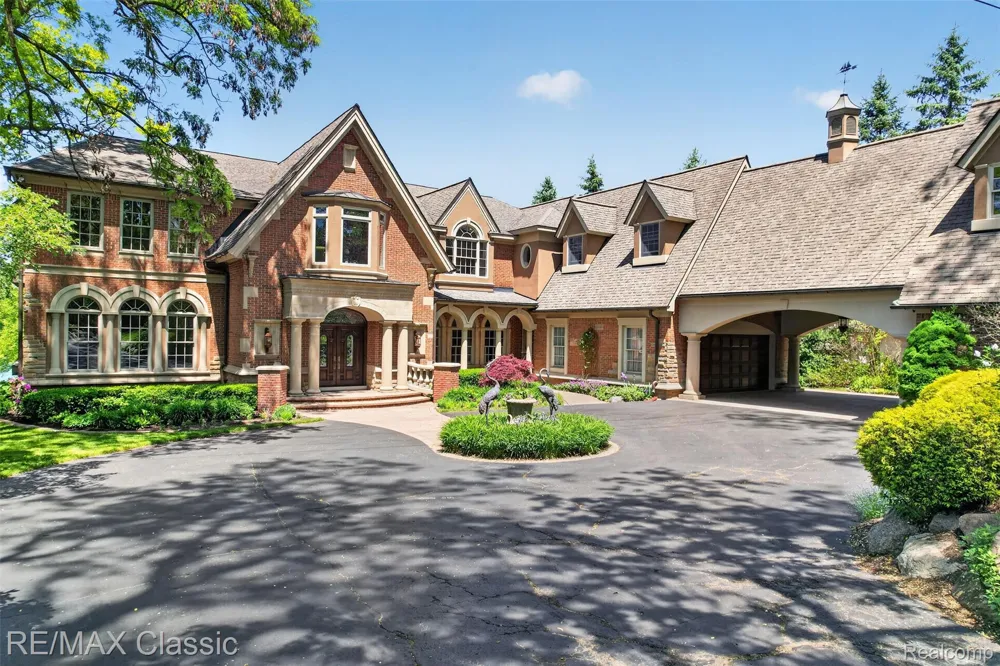 2360 Private Drive Lake Angelus City, MI 48329