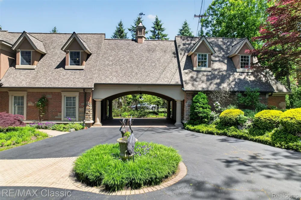 2360 Private Drive Lake Angelus City, MI 48329