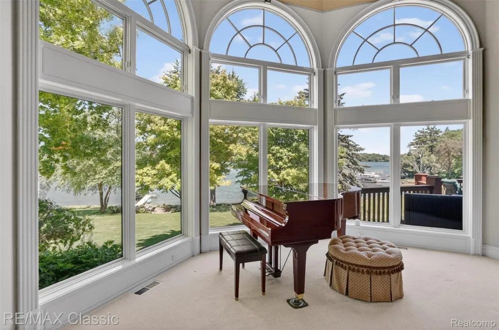 2360 Private Drive Lake Angelus City, MI 48329