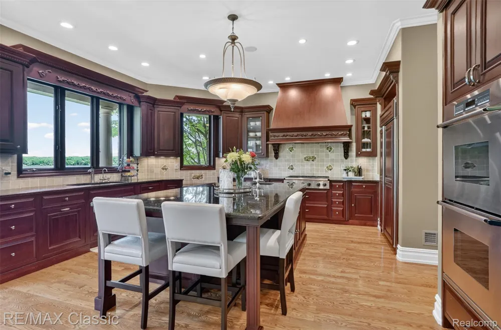 2360 Private Drive Lake Angelus City, MI 48329