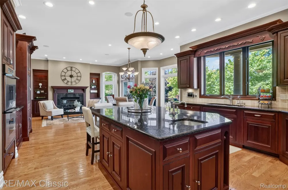 2360 Private Drive Lake Angelus City, MI 48329