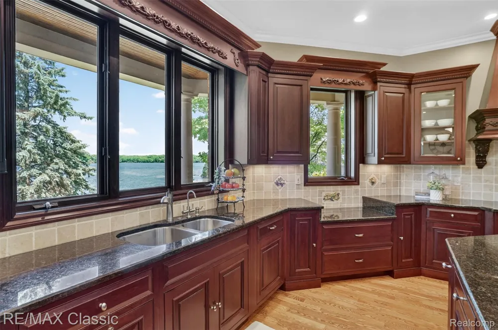 2360 Private Drive Lake Angelus City, MI 48329