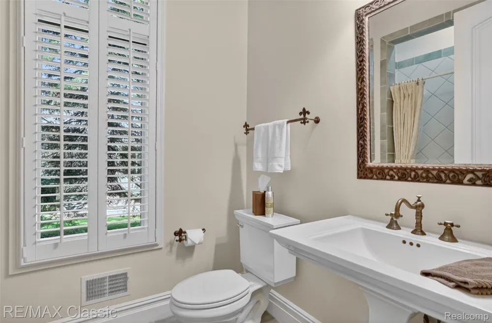 2360 Private Drive Lake Angelus City, MI 48329