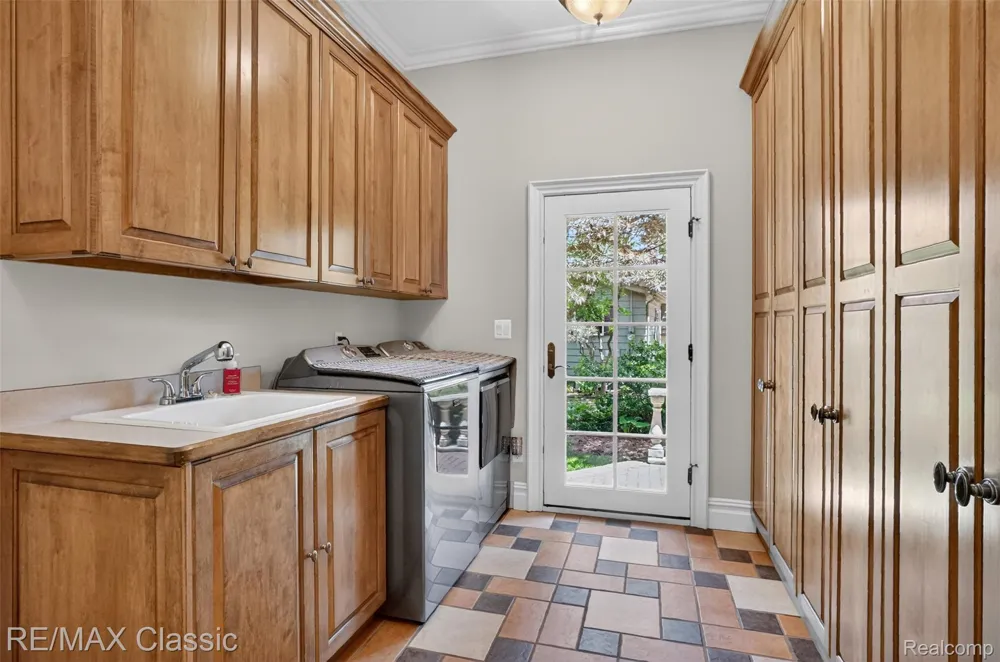 2360 Private Drive Lake Angelus City, MI 48329