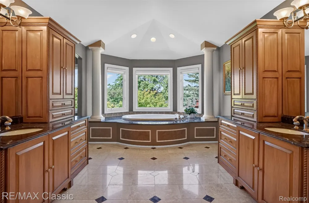 2360 Private Drive Lake Angelus City, MI 48329