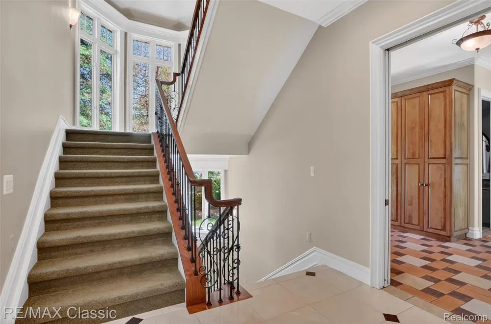 2360 Private Drive Lake Angelus City, MI 48329