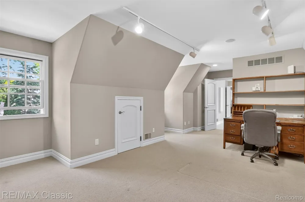 2360 Private Drive Lake Angelus City, MI 48329