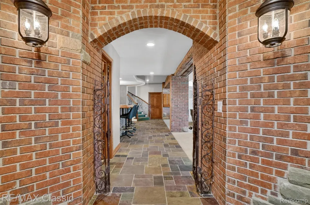 2360 Private Drive Lake Angelus City, MI 48329