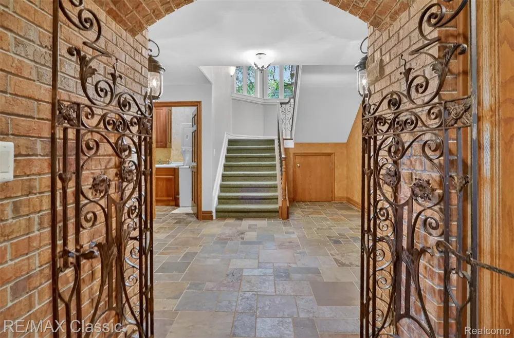 2360 Private Drive Lake Angelus City, MI 48329