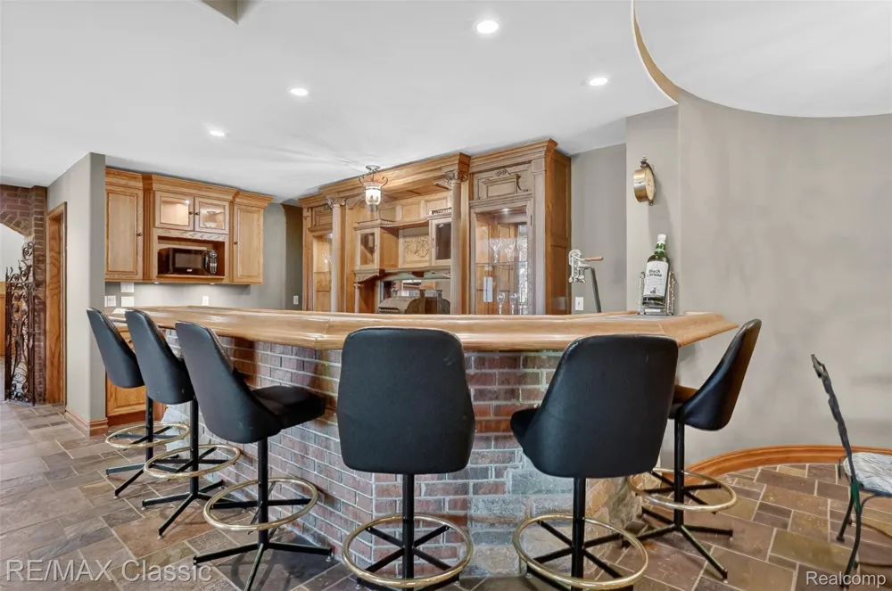2360 Private Drive Lake Angelus City, MI 48329