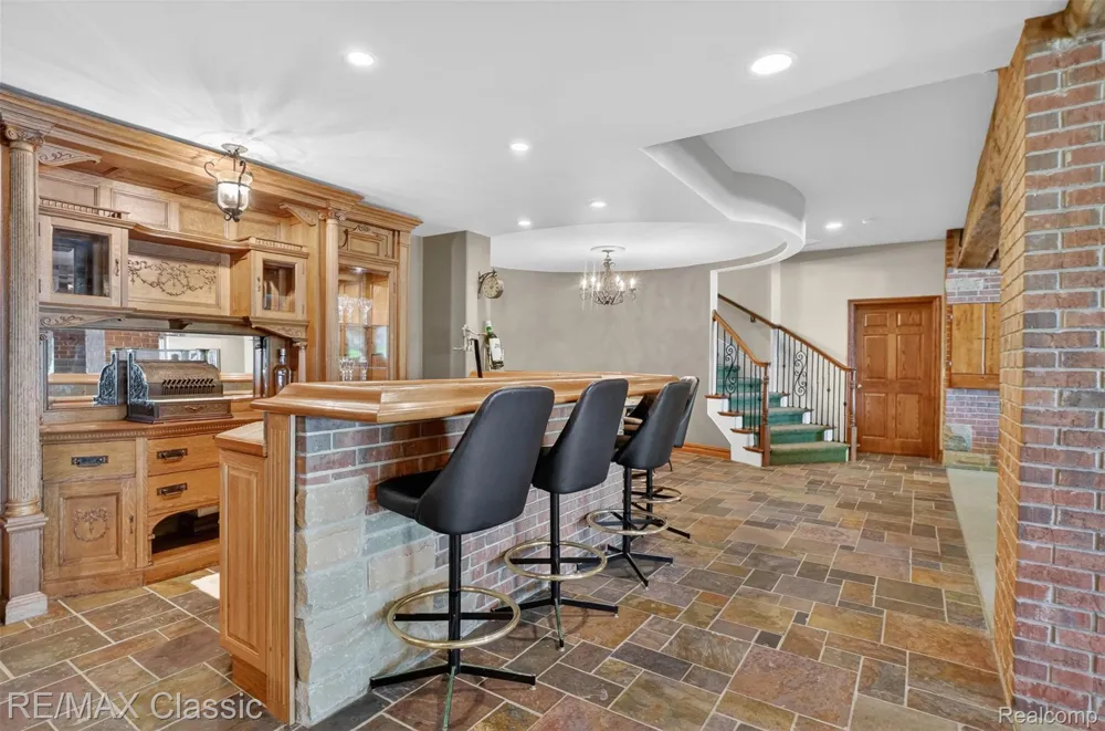 2360 Private Drive Lake Angelus City, MI 48329