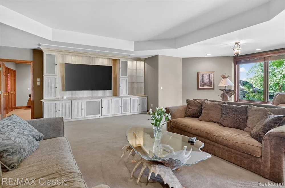 2360 Private Drive Lake Angelus City, MI 48329