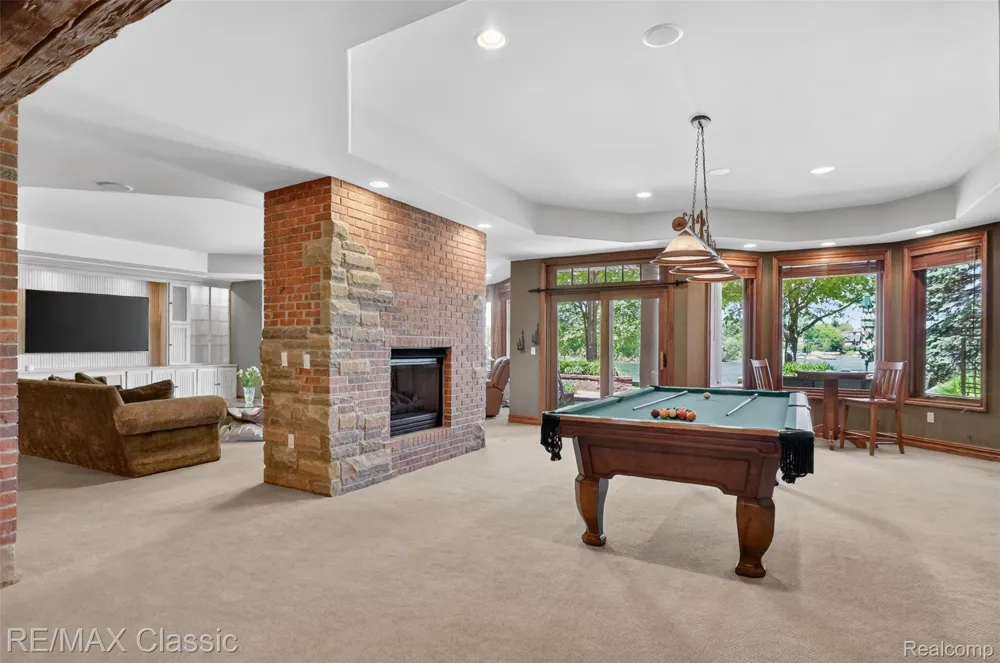 2360 Private Drive Lake Angelus City, MI 48329