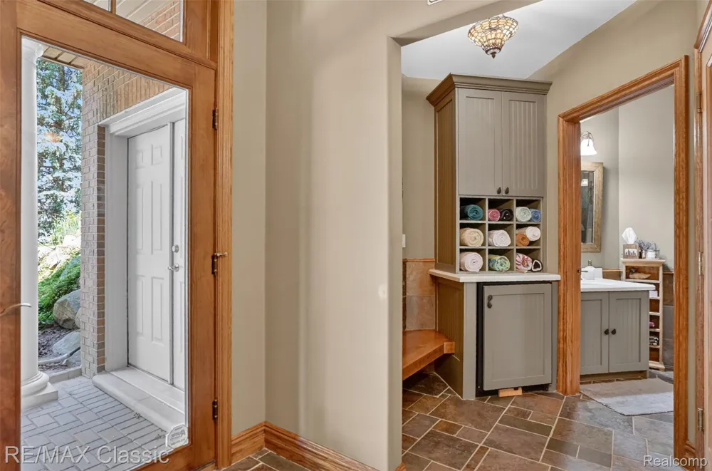 2360 Private Drive Lake Angelus City, MI 48329