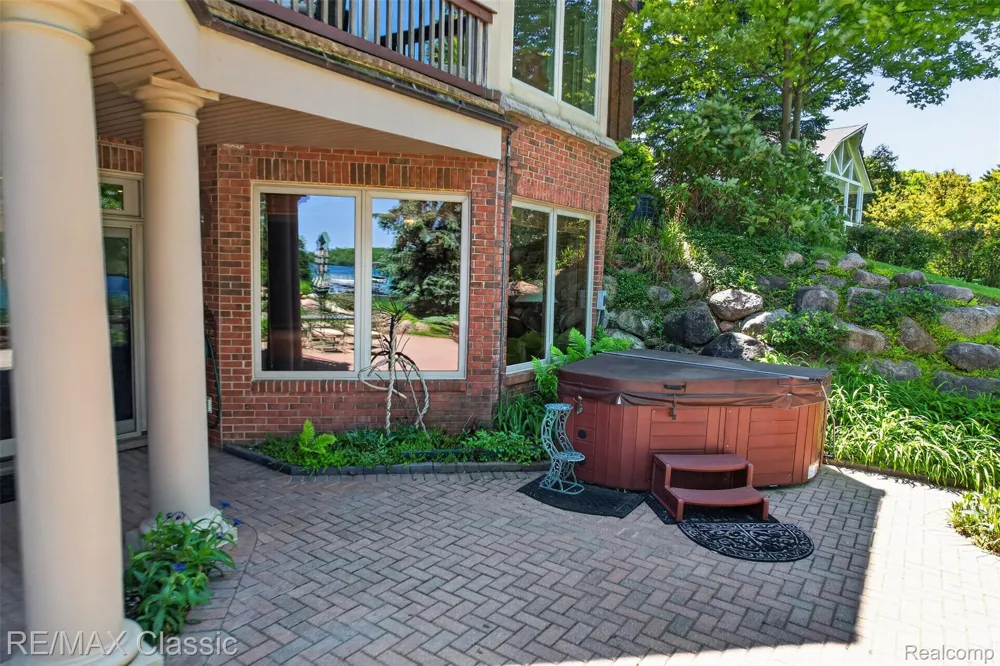 2360 Private Drive Lake Angelus City, MI 48329