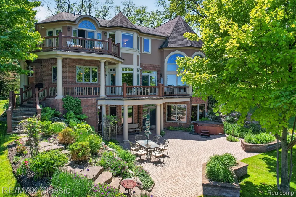 2360 Private Drive Lake Angelus City, MI 48329