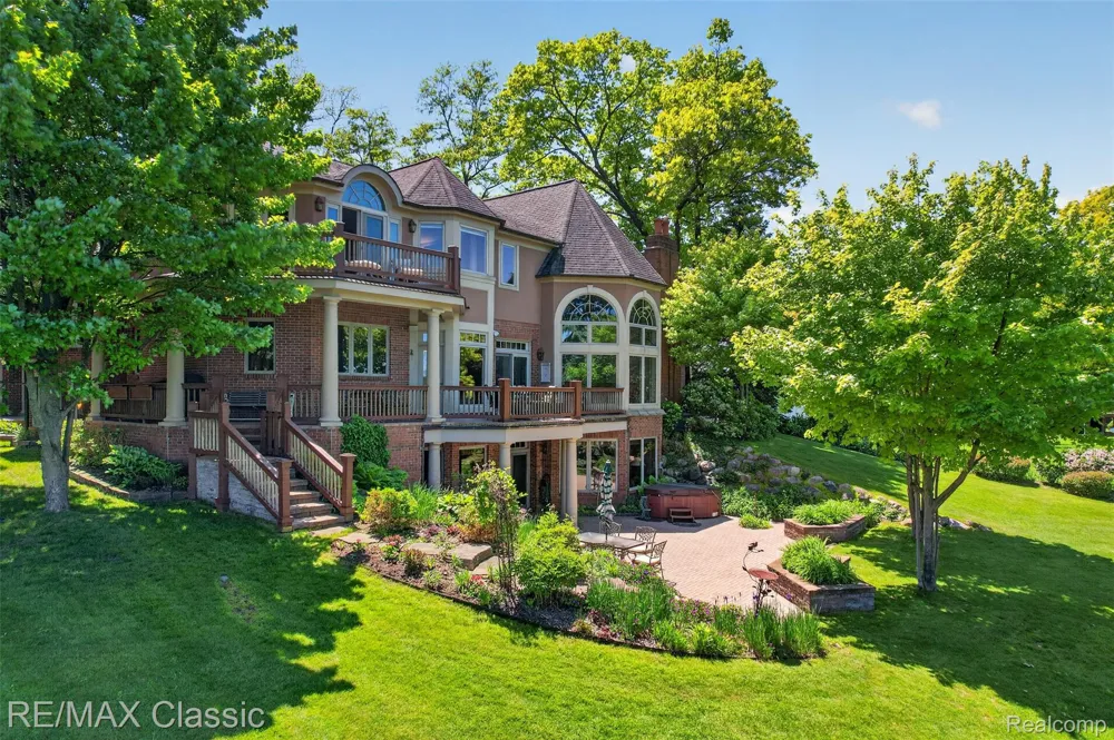 2360 Private Drive Lake Angelus City, MI 48329