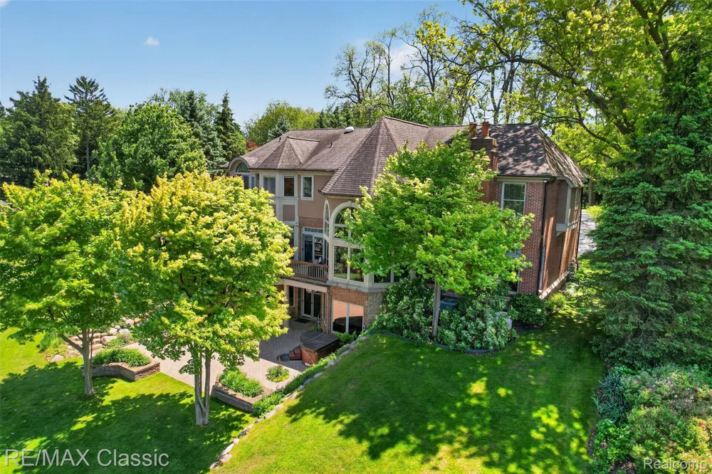2360 Private Drive Lake Angelus City, MI 48329
