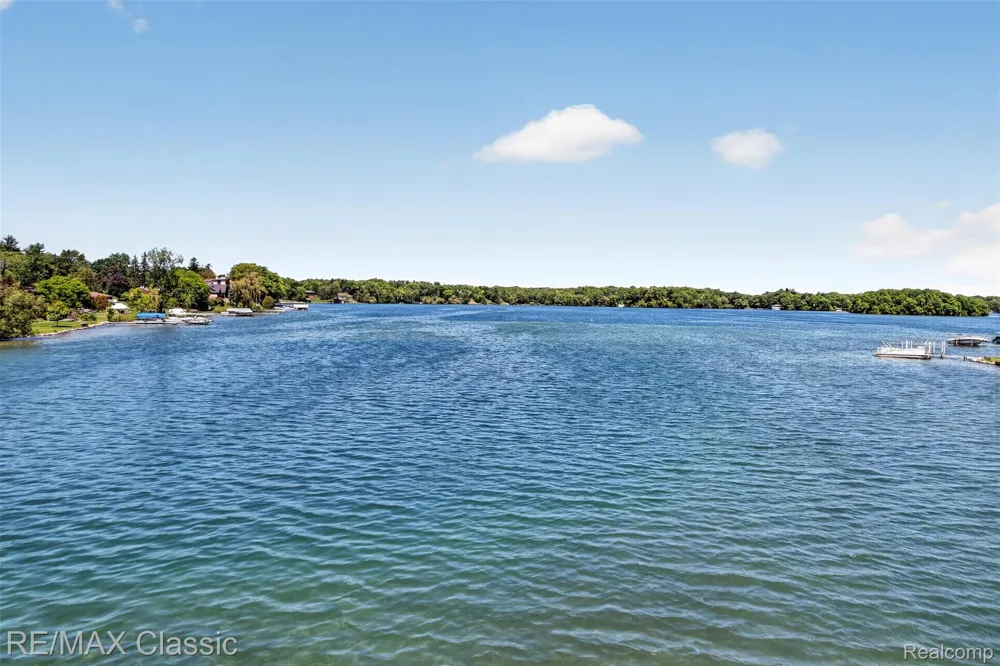 2360 Private Drive Lake Angelus City, MI 48329