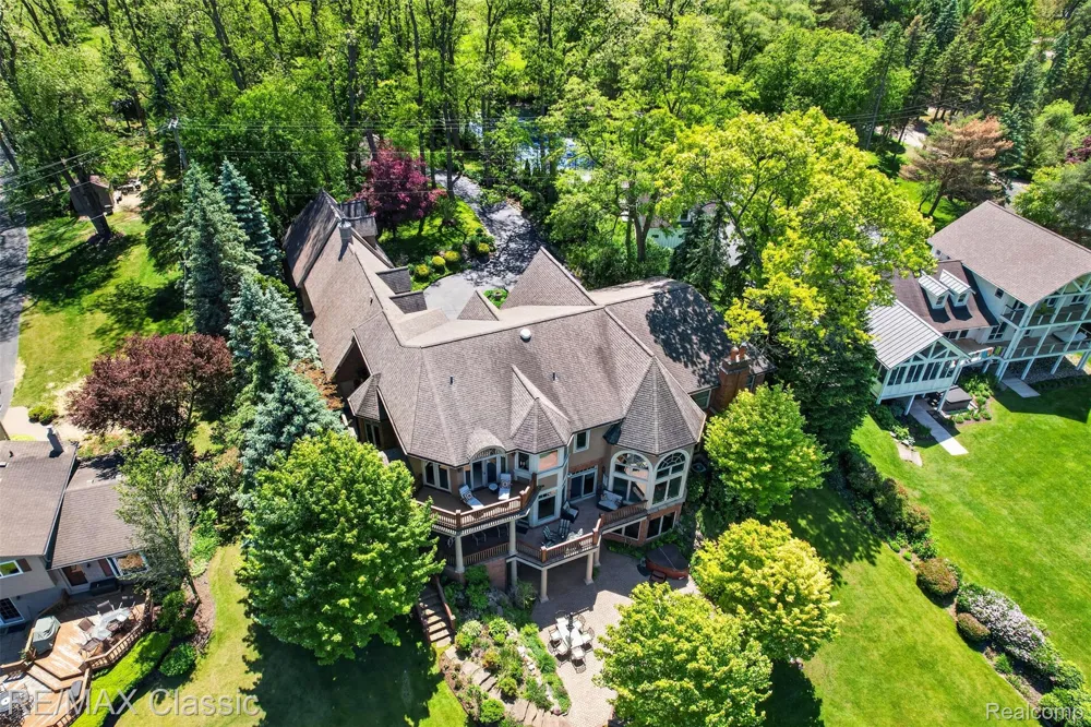 2360 Private Drive Lake Angelus City, MI 48329