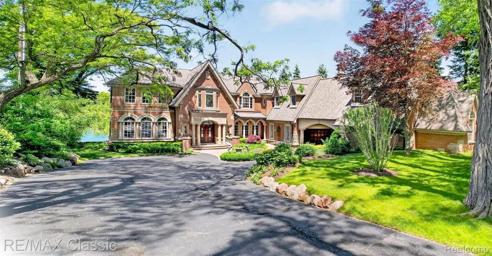 2360 Private Drive Lake Angelus City, MI 48329