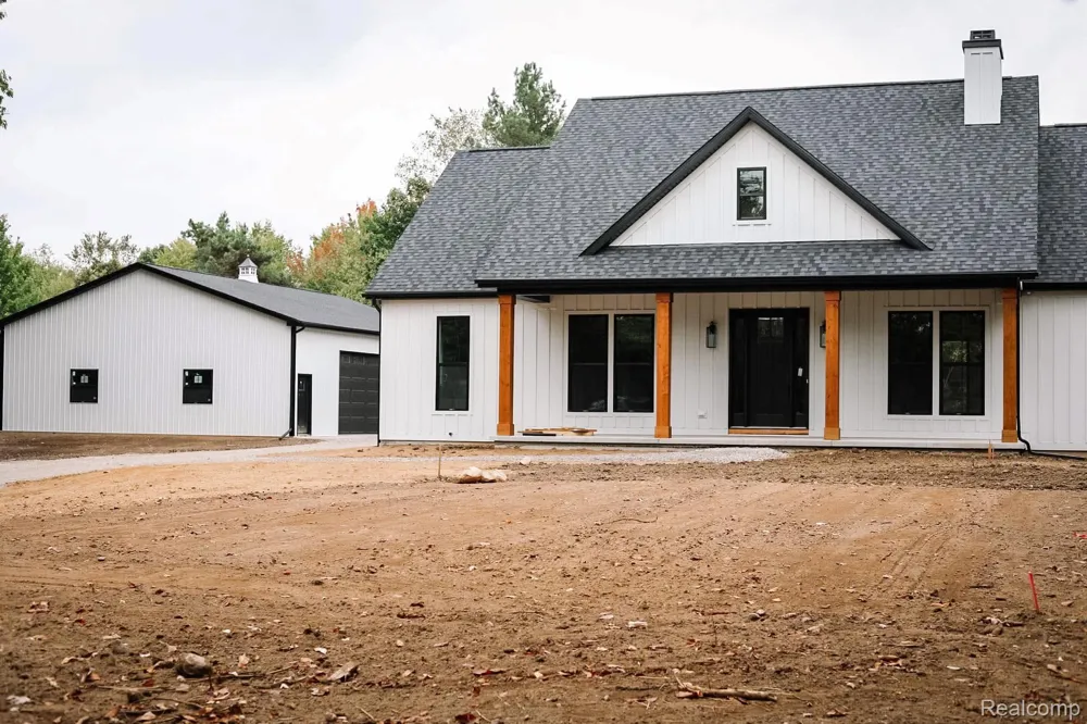 2 E Coon Lake Rd Genoa Township, MI 48843