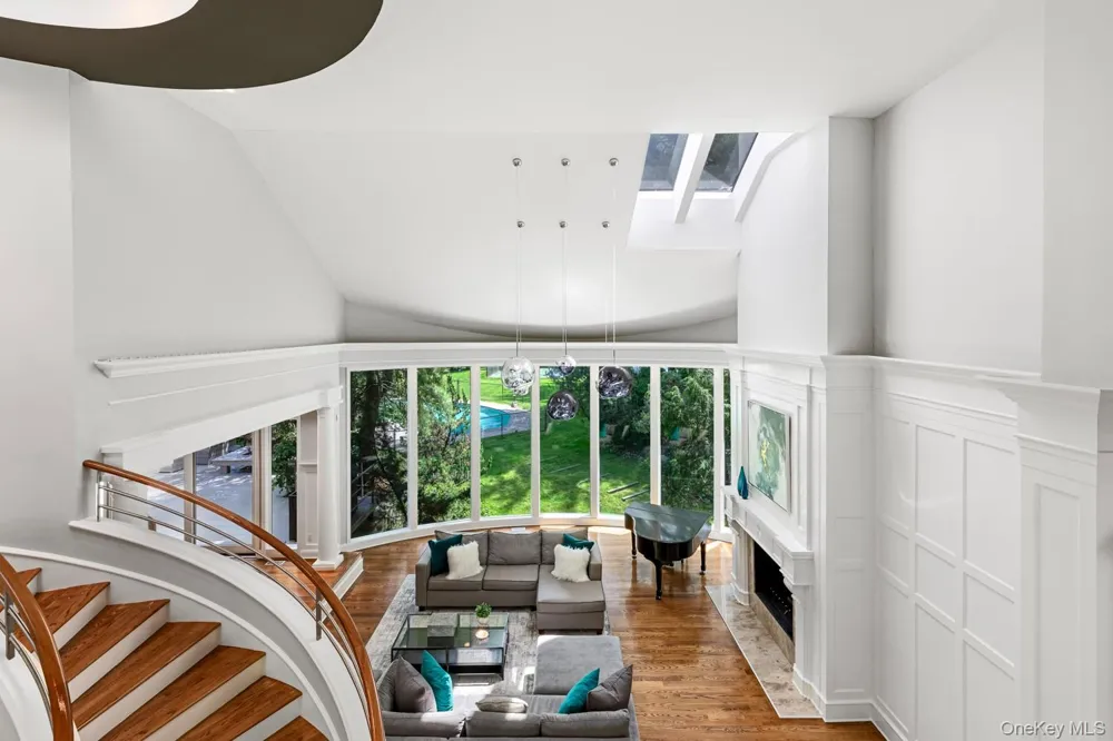 5 Coachmans Court Old Westbury, NY 11568