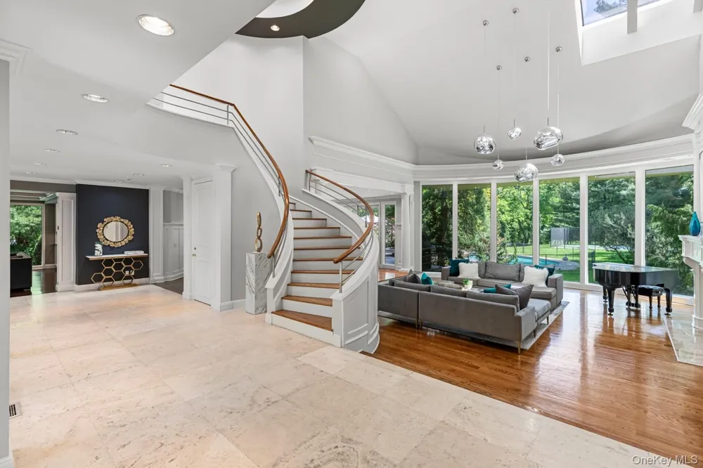 5 Coachmans Court Old Westbury, NY 11568