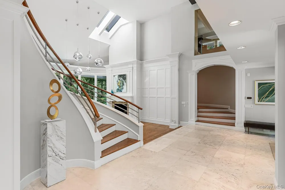 5 Coachmans Court Old Westbury, NY 11568