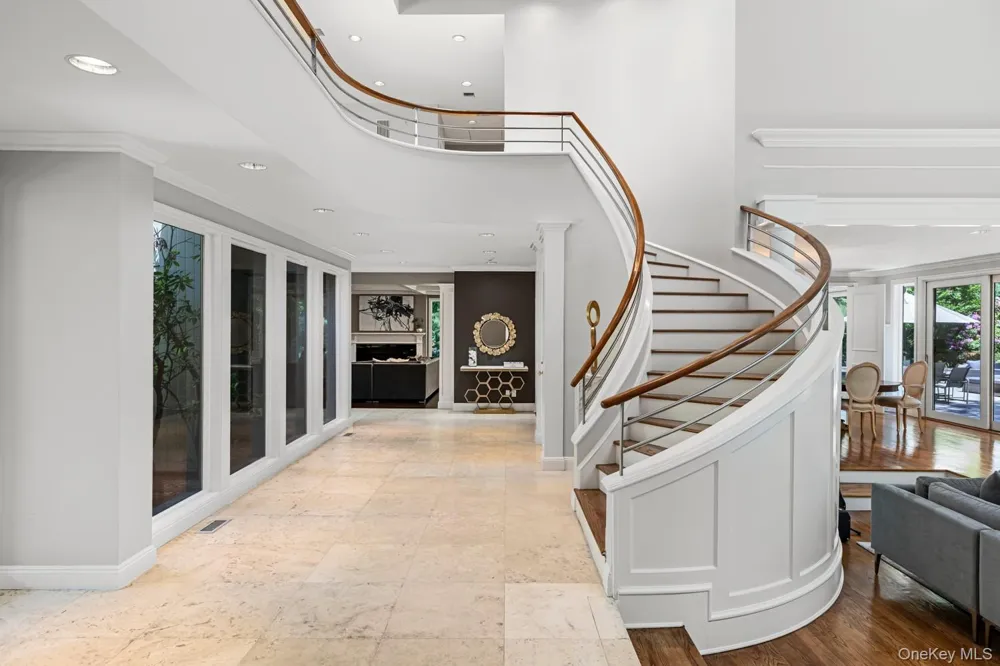 5 Coachmans Court Old Westbury, NY 11568