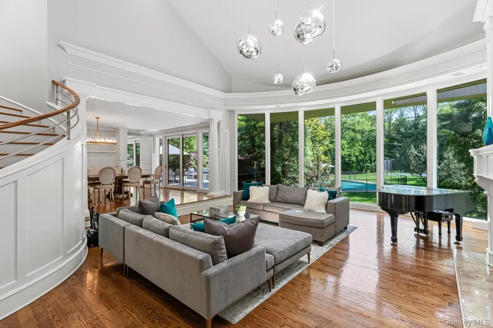5 Coachmans Court Old Westbury, NY 11568