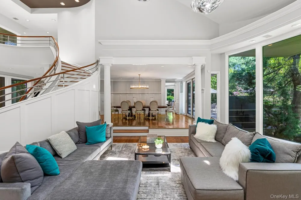 5 Coachmans Court Old Westbury, NY 11568