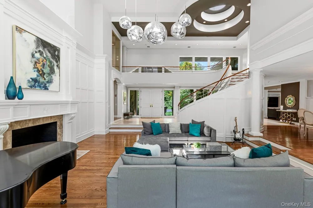 5 Coachmans Court Old Westbury, NY 11568