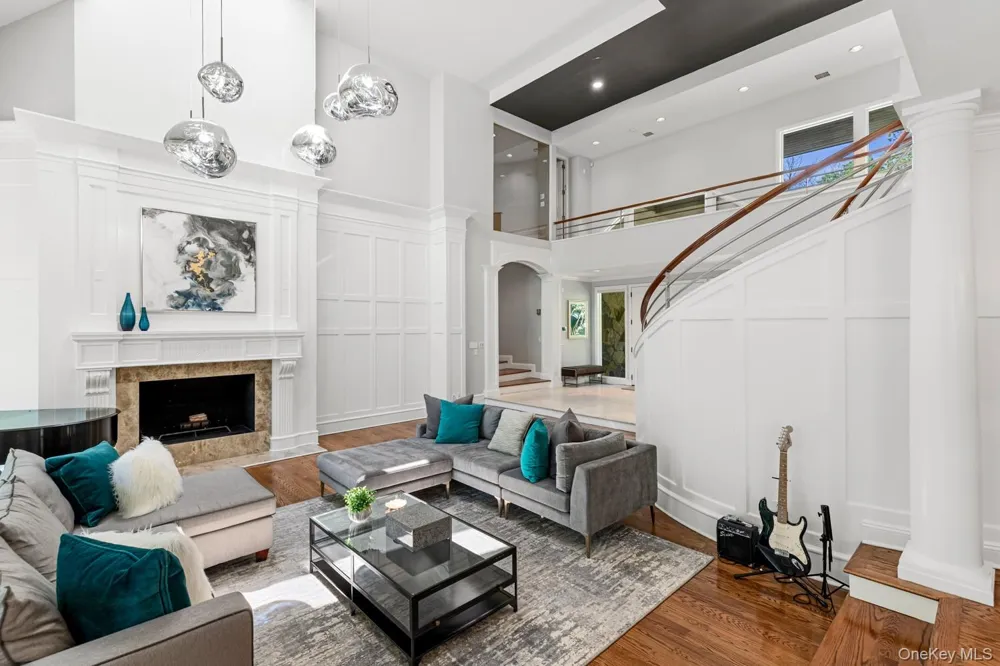 5 Coachmans Court Old Westbury, NY 11568