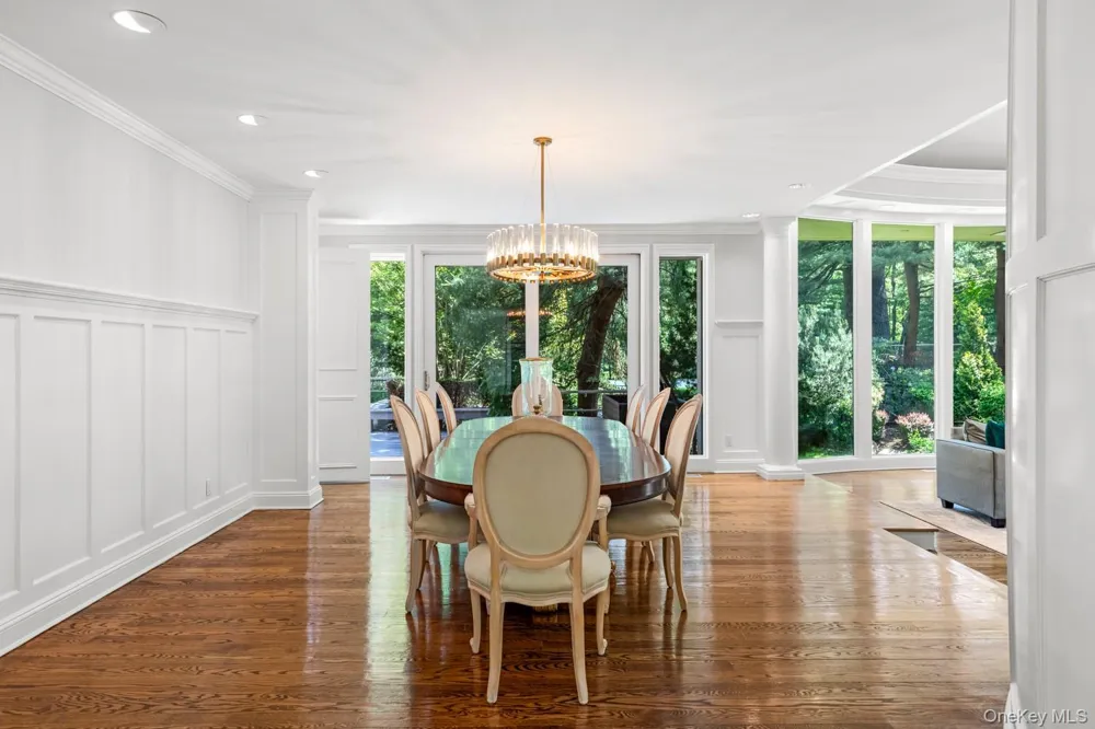5 Coachmans Court Old Westbury, NY 11568