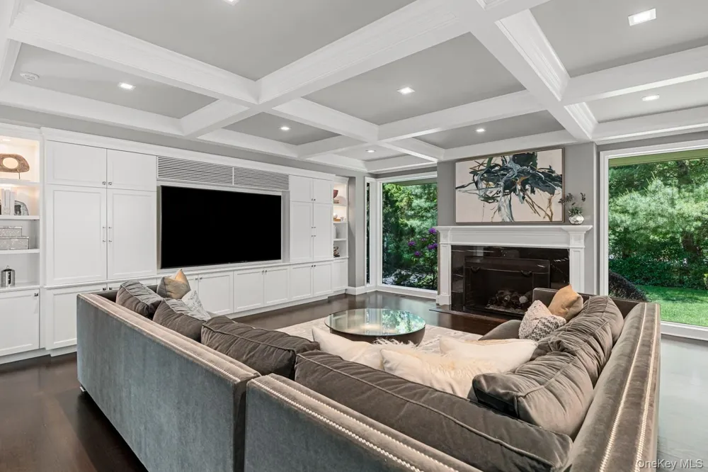 5 Coachmans Court Old Westbury, NY 11568