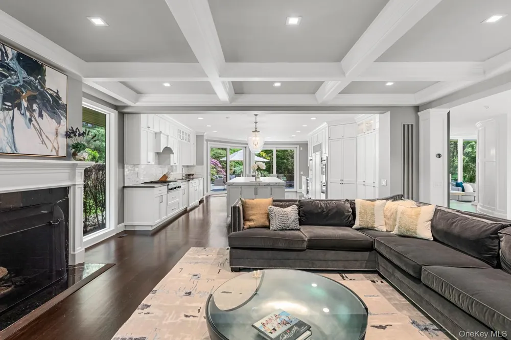 5 Coachmans Court Old Westbury, NY 11568