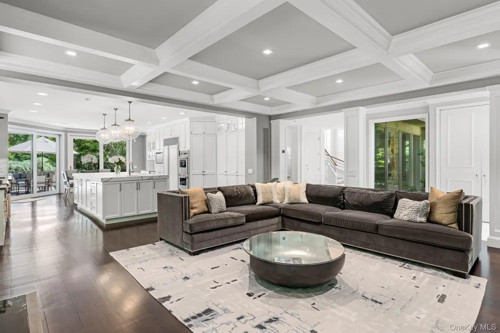 5 Coachmans Court Old Westbury, NY 11568
