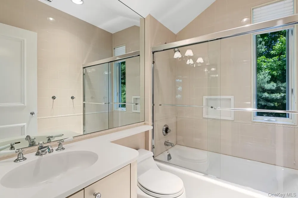 5 Coachmans Court Old Westbury, NY 11568