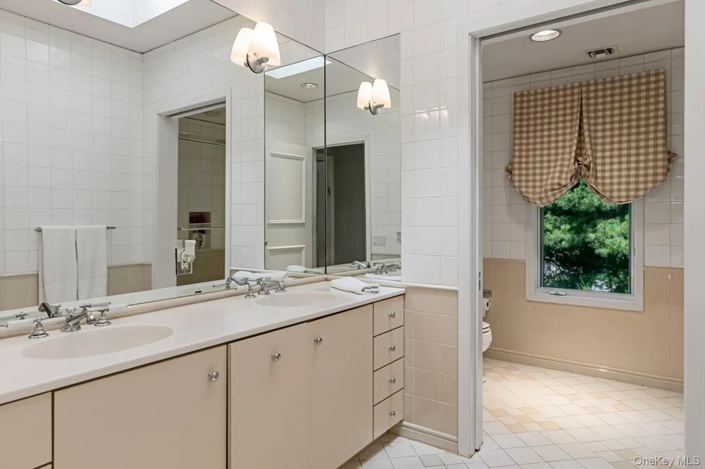 5 Coachmans Court Old Westbury, NY 11568